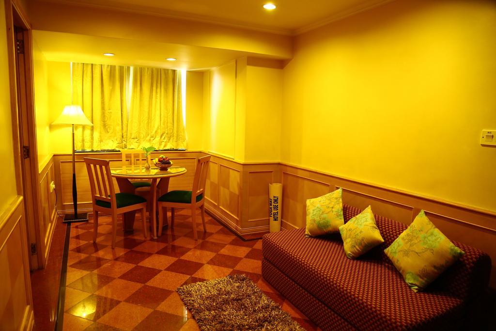 Kences Hotel -Opp Apsrtc Bus Stand Tirupati Eksteriør bilde